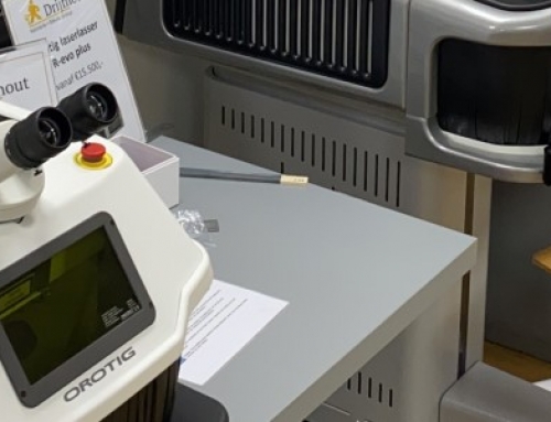 Drijfhout demonstreert laserapparatuur op Retailbeurs