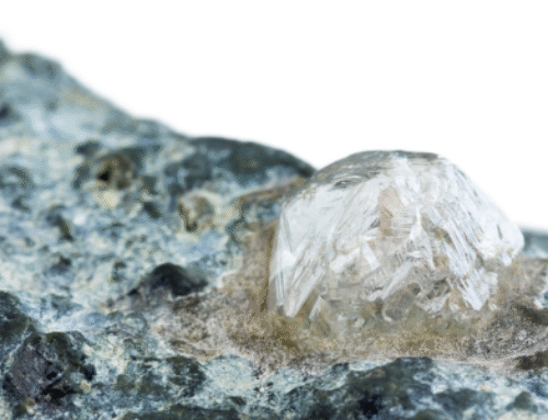 Natuurlijke diamant op het kantelpunt
